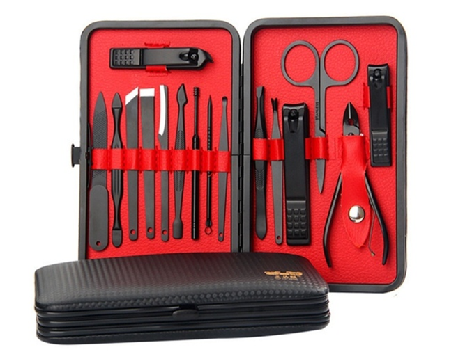 15 Piece Men's Grooming Kit - Black & Red